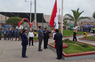 Alcalde y dirigente izaron el pabellón nacional en plaza de 28 de Agosto.