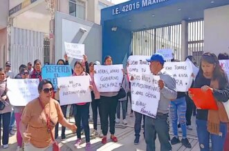 Padres de familia protagonizaron un "plantón" en frontis del plantel.