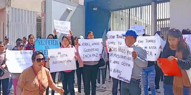 Padres de familia protagonizaron un "plantón" en frontis del plantel.