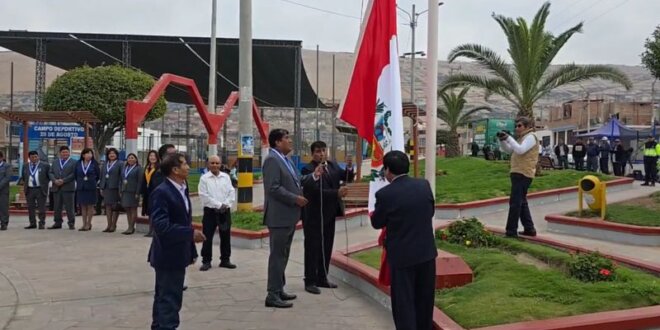 Alcalde y dirigente izaron el pabellón nacional en plaza de 28 de Agosto.