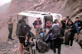 Orquesta "Son de Ríos" sobrevive a accidente, luego de que su vehículo quede al borde del abismo