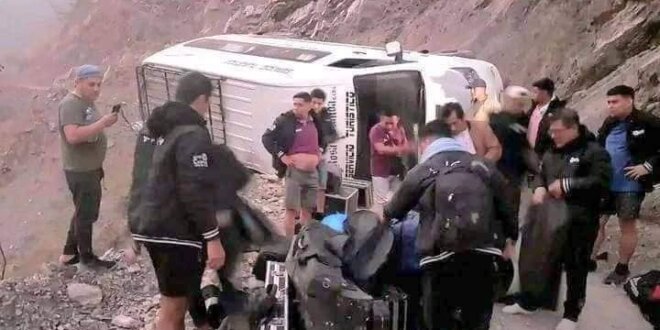 Orquesta "Son de Ríos" sobrevive a accidente, luego de que su vehículo quede al borde del abismo