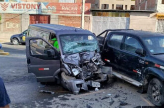 Arequipa: Un herido deja choque entre camioneta y combi en la Avelino Cáceres.