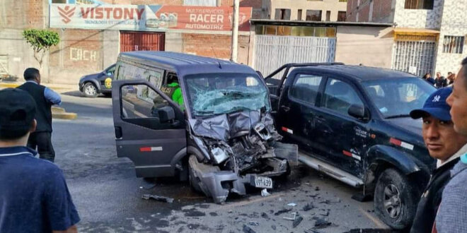 Arequipa: Un herido deja choque entre camioneta y combi en la Avelino Cáceres.