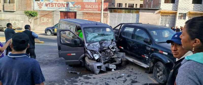 Arequipa: Un herido deja choque entre camioneta y combi en la Avelino Cáceres.