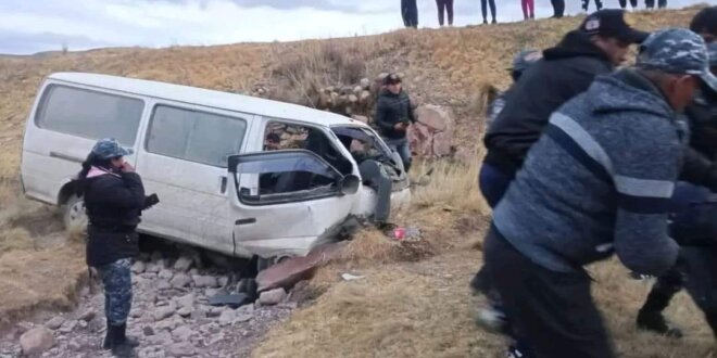 En la vía Putina Quilcapunco en el sector de Mijani kilómetro 7, una combi cayó al río.