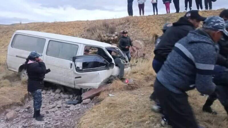 En la vía Putina Quilcapunco en el sector de Mijani kilómetro 7, una combi cayó al río.