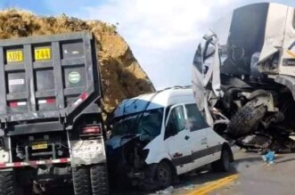 Una minivan de la empresa Illary y un volquete colisionaron frontalmente en una curva del centro poblado de Mataro Grande, distrito de Santiago de Pupuja.