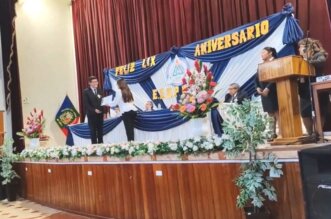 En acto conmemorativo se entregaron reconocimientos a docentes y estudiantes.