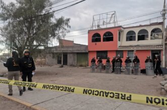 Policía mata a padre e hijo