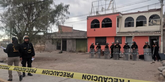 Policía mata a padre e hijo