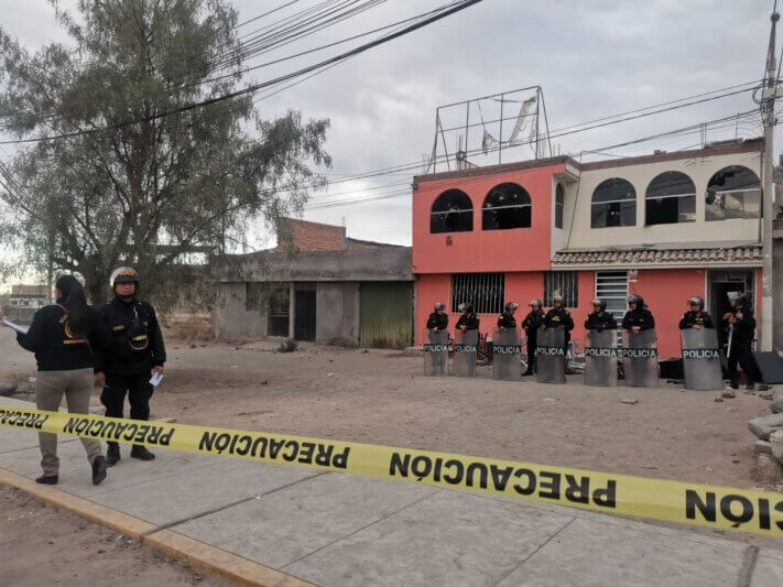 Policía mata a padre e hijo