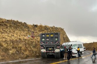 Aparatoso choque entre minivan y volquete