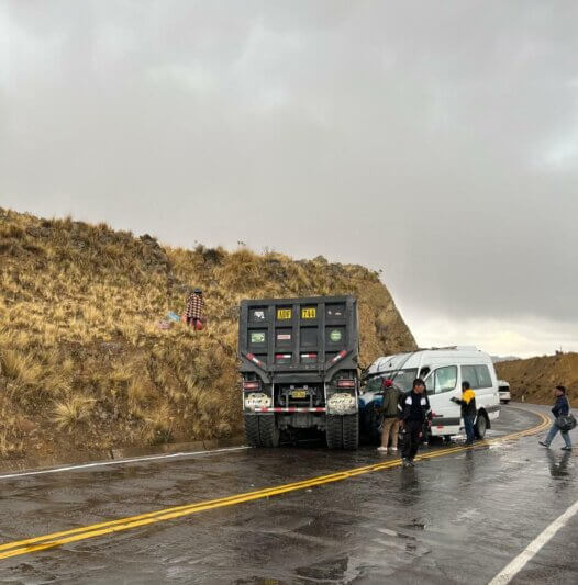 Aparatoso choque entre minivan y volquete