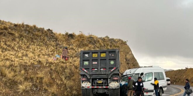 Aparatoso choque entre minivan y volquete