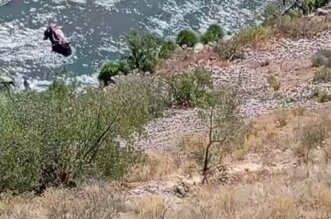 Dos hermanos mueren en caída de vehículo a abismo