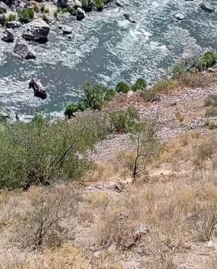 Dos hermanos mueren en caída de vehículo a abismo