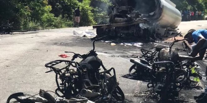 Más de veinte motos y coches ardieron en el siniestro.