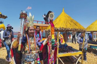 En islas de Uros encendieron la antorcha.