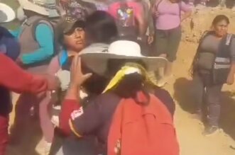 Mujeres se agreden por disputas mineras