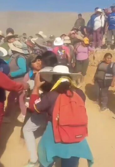 Mujeres se agreden por disputas mineras