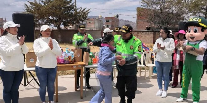 Puno. Jefe de la región policial de Puno encabeza acción cívica a menores acogidas en albergue.