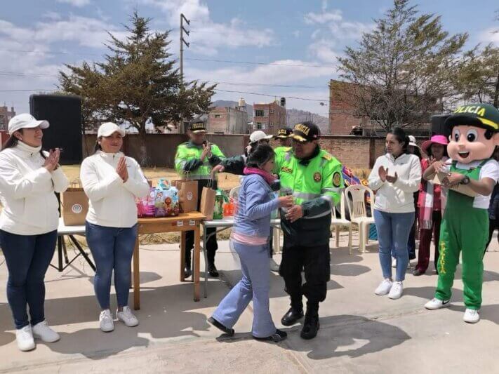 Puno. Jefe de la región policial de Puno encabeza acción cívica a menores acogidas en albergue.