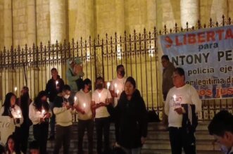 Vigilia en apoyo a policía.