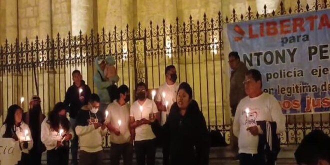 Vigilia en apoyo a policía.