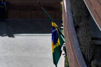 La bandera brasileña aparece en la embajada de Argentina en Venezuela.