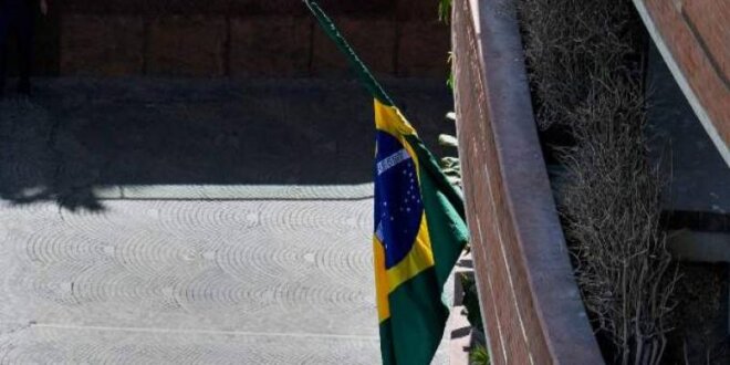 La bandera brasileña aparece en la embajada de Argentina en Venezuela.