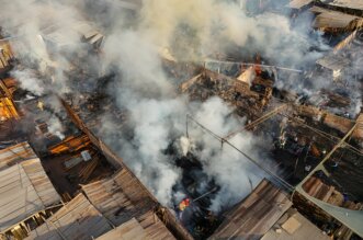 Incendio destruyó más de 10 madereras.