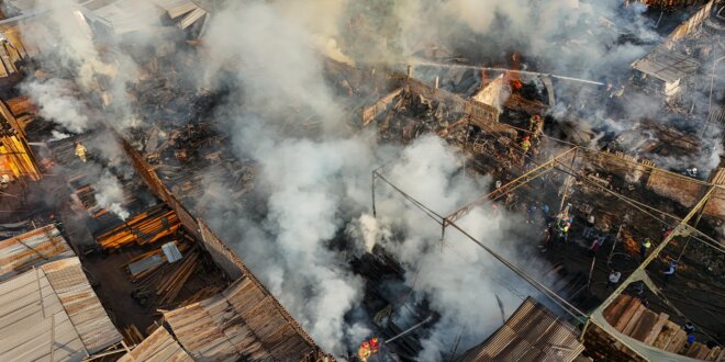 Incendio destruyó más de 10 madereras.