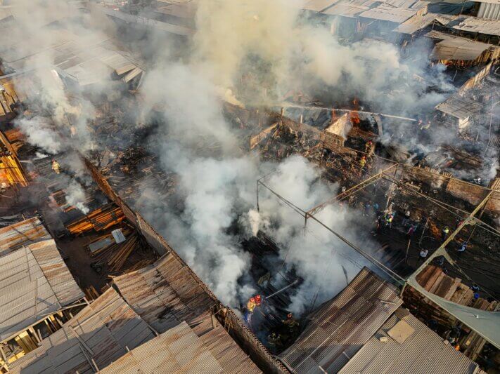 Incendio destruyó más de 10 madereras.