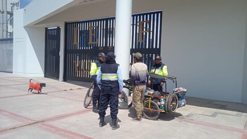 Intervienen a extranjero colombiano frente instituto superior de Yunguyo.