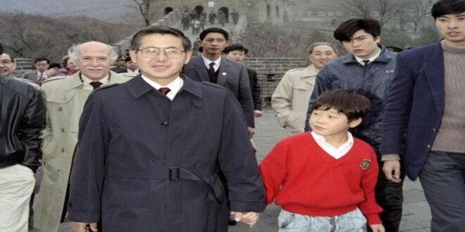 Kenji Fujimori junto a su padre.