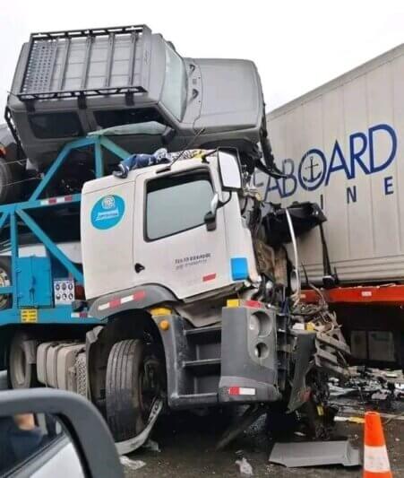 Violento choque entre un trailer y camión. Al momento se registra un herido grave en Pacasmayo