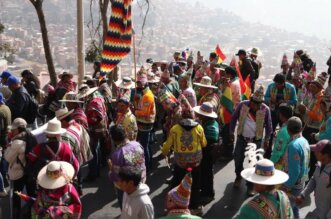 Bolivia: los ‘ponchos rojos’ iniciaron bloqueo de caminos para exigir la renuncia del presidente Luis Arce