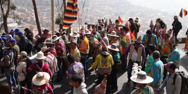 Bolivia: los ‘ponchos rojos’ iniciaron bloqueo de caminos para exigir la renuncia del presidente Luis Arce