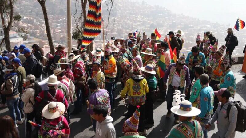 Bolivia: los ‘ponchos rojos’ iniciaron bloqueo de caminos para exigir la renuncia del presidente Luis Arce