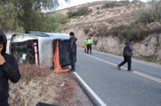 ACCIDENTE TRÁNSITO: INTEGRANTES DE AGRUPACIÓN MUSICAL SUFREN VOLCADURA EN CHUQUIBAMBA.