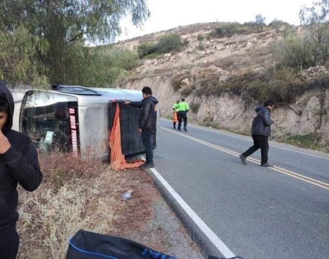 ACCIDENTE TRÁNSITO: INTEGRANTES DE AGRUPACIÓN MUSICAL SUFREN VOLCADURA EN CHUQUIBAMBA.