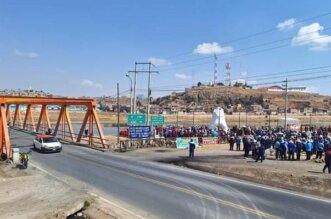 Docentes bloquearon puente y realizan plantón en primer día de protesta.