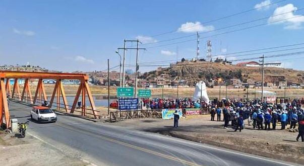 Docentes bloquearon puente y realizan plantón en primer día de protesta.