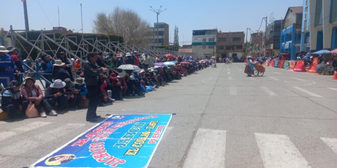 Puno: Profesores sitian la Plaza de armas de Ilave