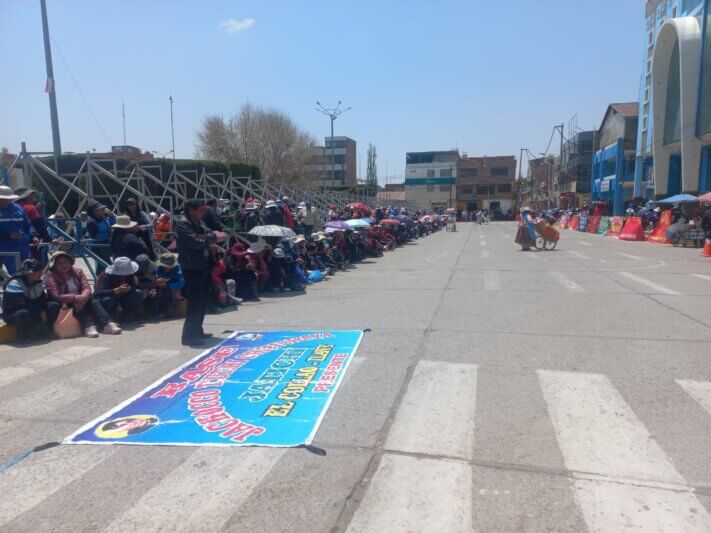 Puno: Profesores sitian la Plaza de armas de Ilave