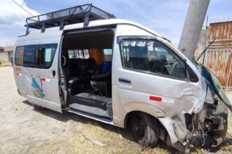 Puno: Combi se empotra en poste de alumbrado público tras accidente.