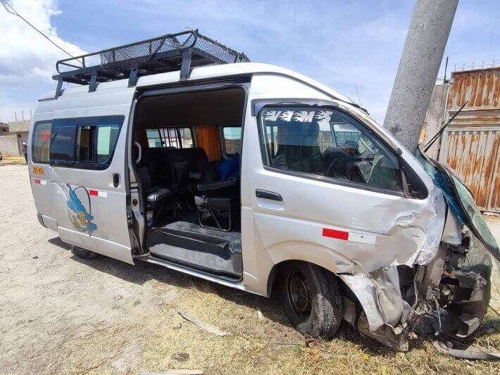 Puno: Combi se empotra en poste de alumbrado público tras accidente.