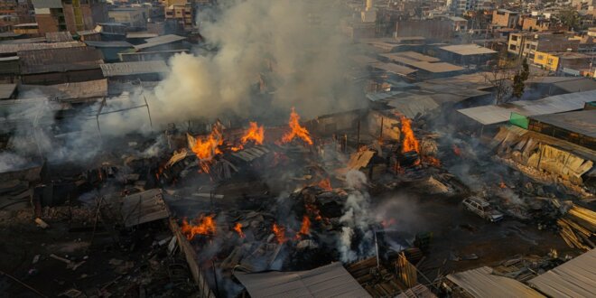 Fuego arrasa dos locales madereros de la Av. Jesús