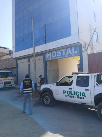 Asaltan a comerciantes en la puerta de un hotel